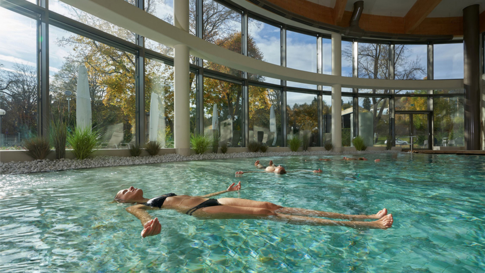 Eine hoch konzentrierte Glaubersalzquelle speist die Becken der Soletherme in Bad Elster. Dies trägt dazu bei, Nerven und Muskeln zu entspannen und das Immunsystem zu stärken. Foto: DJD/Sächsische Staatsbäder/T. Peisker