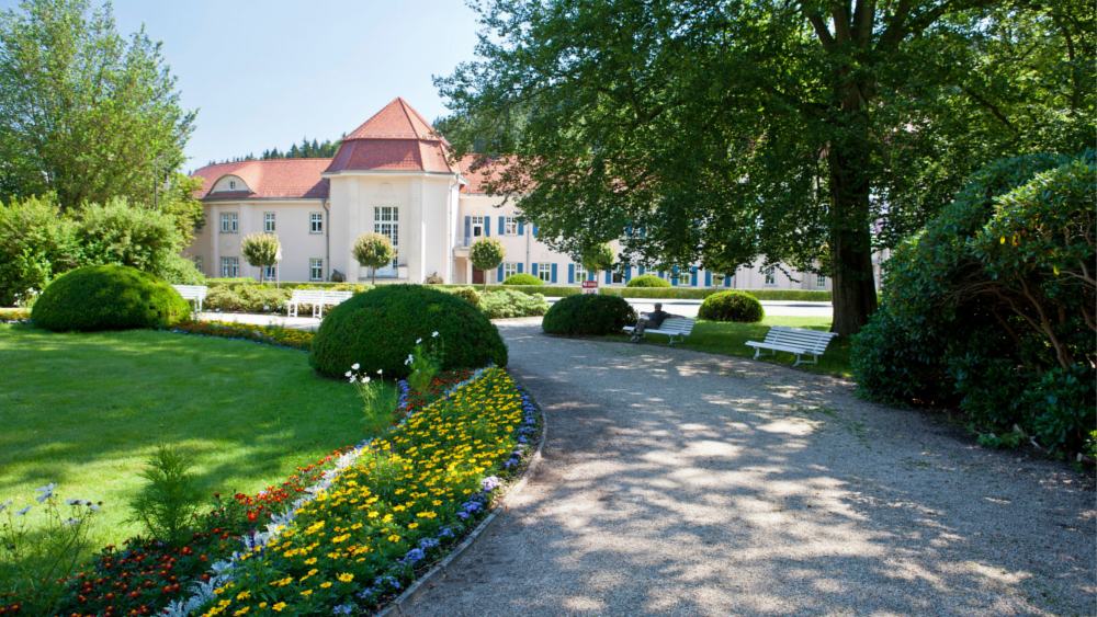 Traditionelle Bäderarchitektur, weitläufige Parks und viel frische Luft gehören in Bad Elster zum Wohlfühlpaket. Foto: DJD/Sächsische Staatsbäder/C. Beer