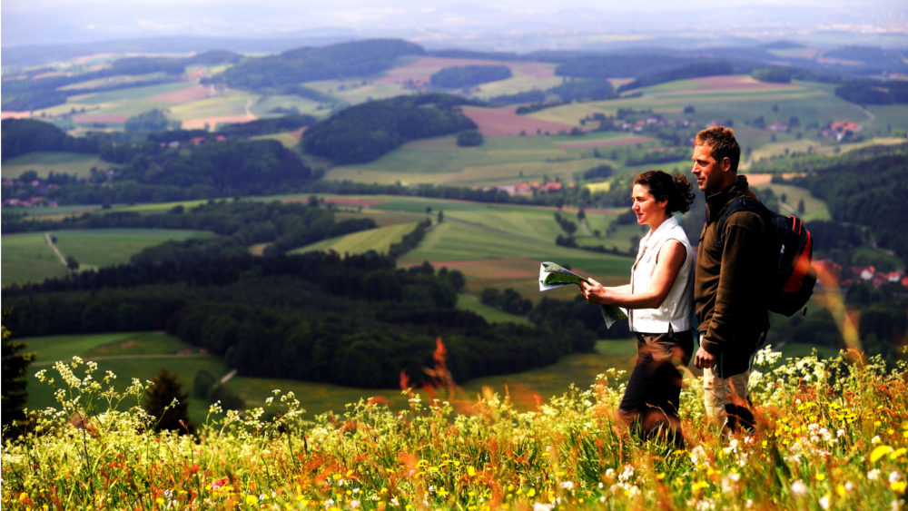 Weit geht der Blick in eine beeindruckende Naturlandschaft: Das Biosphärenreservat Rhön wird auch als "Land der offenen Fernen" bezeichnet. Foto: DJD/Verein für Stadtmarketing Ostheim