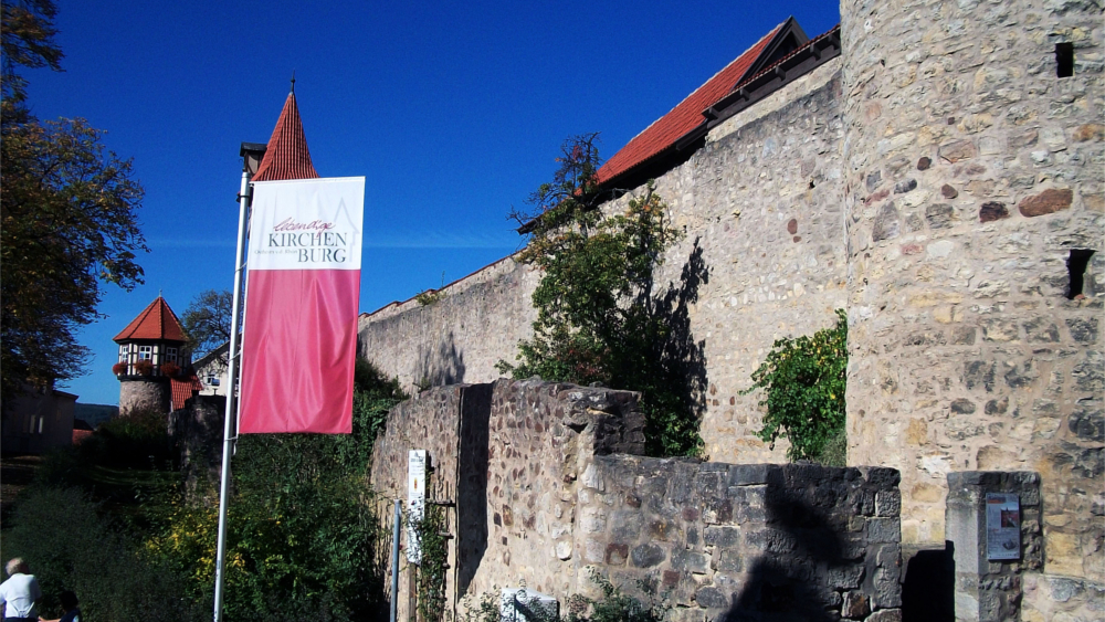 Am Wahrzeichen der Stadt Ostheim vor der Rhön kommt im wahrsten Sinne des Wortes niemand vorbei: die größte und am besten erhaltene Kirchenburg Deutschlands. Foto: DJD/Verein für Stadtmarketing Ostheim