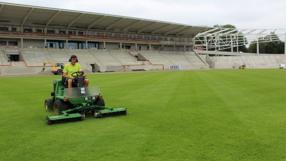 Platzwart beim Mähen des Rasens im neuen Heinz Steyer Stadion ©Landeshauptstadt Dresden / Eigenbetrieb Sportstätten