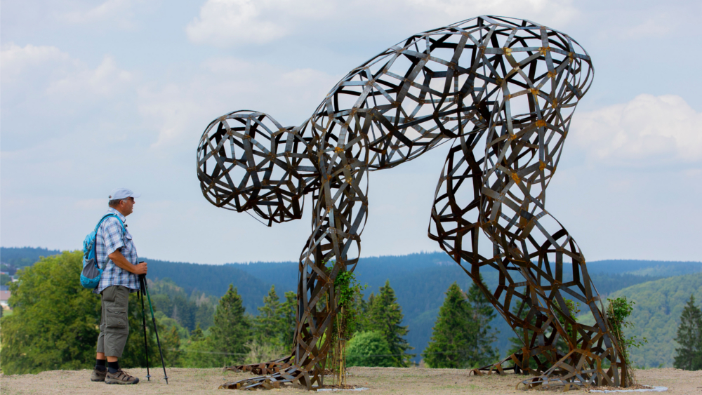 Überraschende Begegnung: Mensch, Kunst und Natur finden am Panoramaweg bei Ilmenau eine neue Verbindung. Foto: DJD/Stadtverwaltung Ilmenau