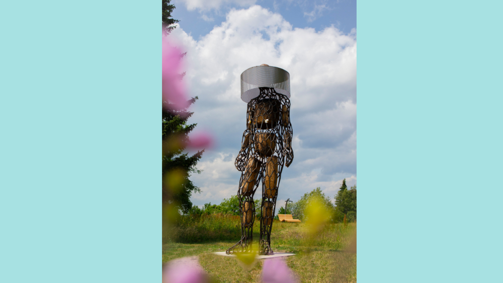 Die Skulptur auf dem Großen Riesenhaupt erinnert nicht nur an einen Imker: Sie wird auch von Insekten bewohnt. Foto: DJD/Stadtverwaltung Ilmenau