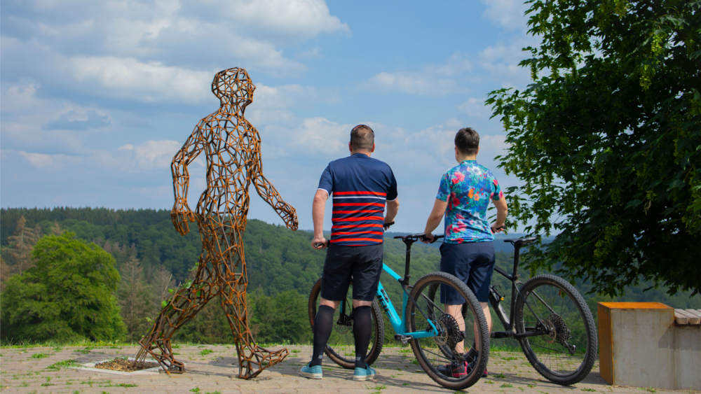 Die schreitende Figur steht für das Thema "Bewegung": Hier treffen Aktivurlauber auf ihresgleichen. Foto: DJD/Stadtverwaltung Ilmenau