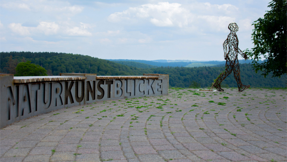 Neue Sitzbänke ergänzen die Skulpturen: eine Einladung zum Verweilen und zum Genießen der Fernsicht. Foto: DJD/Stadtverwaltung Ilmenau