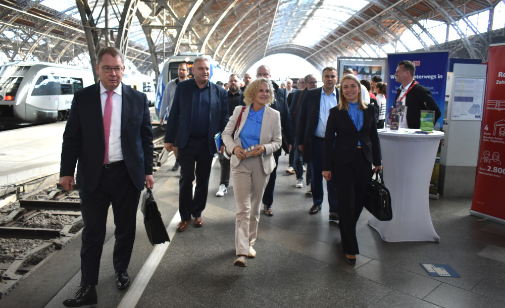 Herr Ehlen (Gf. VVO), Heiko Klaffenbach Leiter Bahnhofsmanagement Dresden bei Deutsche Bahn, nes Fröhlich – Staatssekretärin für Digitalisierung und Mobilität und Evelyn Palla - Vorstand Regionalverkehr der Deutschen Bahn AG (v.l.n.r.(   Foto: MeiSachsen.de/Mike Schiller 