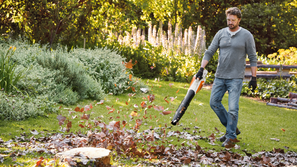 Damit die Gräser gesund durch den Winter kommen, sollte das Laub gründlich beseitigt werden. Mit einem Akku-Gerät geht das schnell und bequem. Foto: DJD/STIHL