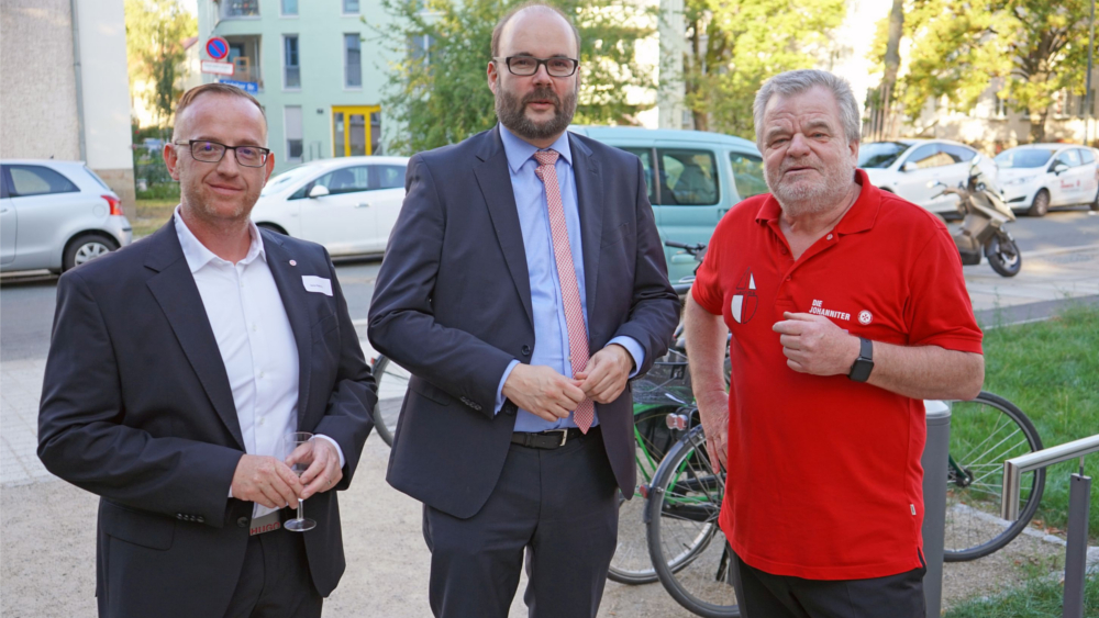 Regionalvorstand der Johanniter Denis Papperitz und Lacrima Projektkoordinator Robert Dietsche im Austausch mit Kultusminister Christian Piwarz (CDU), der bereits zum zweiten Mal die Einrichtung besuchte und auch ein Grußwort an die Anwesenden richtete ©Danilo Schulz