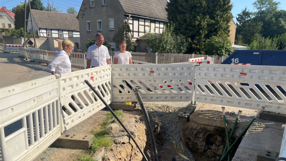 Bürgermeisterin Dr. Anita Maaß, Landrat Ralf Hänsel und Kämmerin Kerstin Stöbel (v. l.) an der Baumaßnahme zum Breitbandausbau im Lommatzscher Ortsteil Zöthain  ©Landratsamt Meißen, Sven Schneider