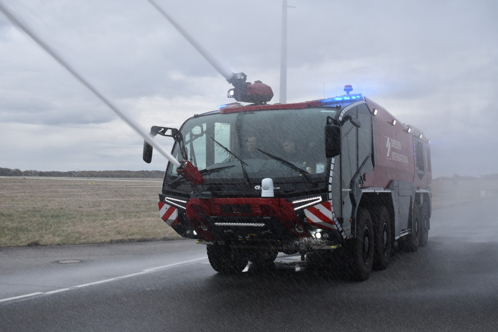 Neues Hightech-Löschfahrzeug PANTHER für die Flughafen-Feuerwehr  © MeiDresden.de/Mike Schiller