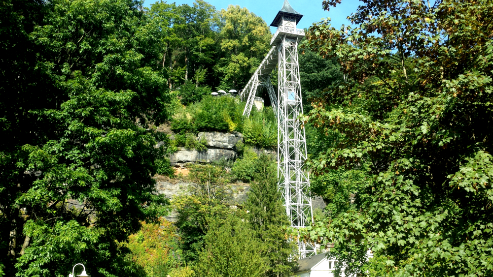 Historischer Personenaufzug in Bad Schandau, von der oberen Plattform hat man einen herrlichen Blick Richtung Lilienstein ©MeiDresden.de