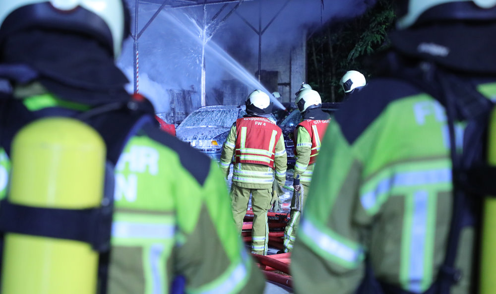 © Roland Halkasch Einsatzkräfte bei der Brandbekämpfung.