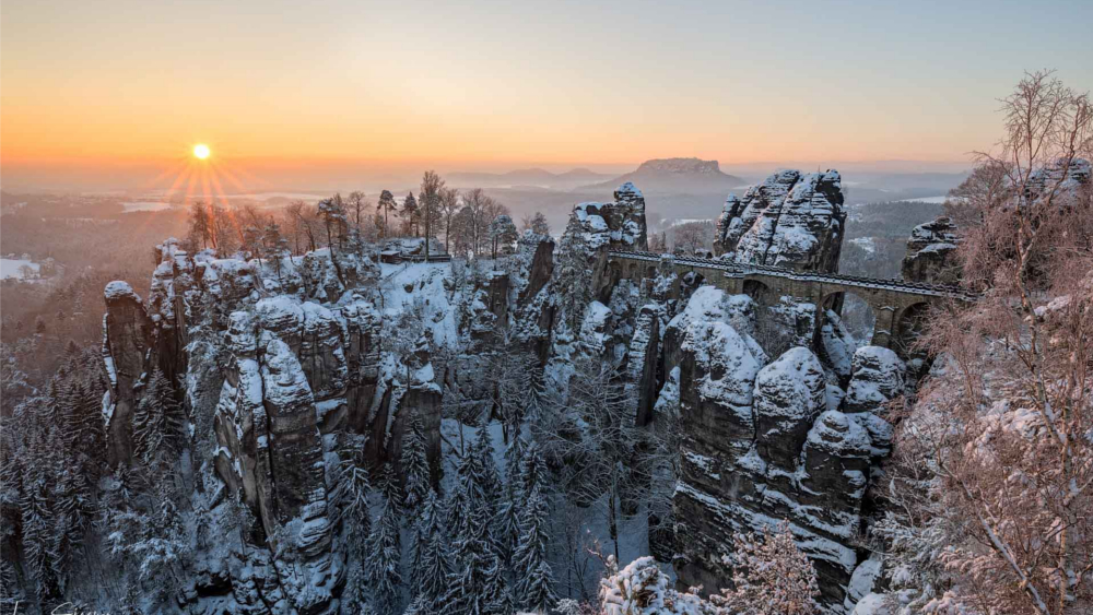 Eines der schönsten Naturerlebnisse im Winter in der Sächsischen Schweiz: der Ausblick von der Basteibrücke. © Iven Eissner/Tourismusverband Sächsische Schweiz e.V.