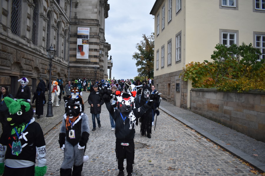 Am Dienstagnachmittag, zum Feiertag liefen rund 60 Furrys über die Brühlsche Terrasse und zogen so manchen verwunderten Blick auf sich.   Foto: © MeiDresden.de/Mike Schiller