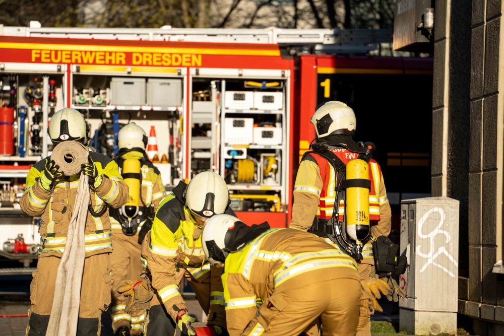 © Feuerwehr Dresden Einsatzkräfte bereiten sich auf den Einsatz vor.