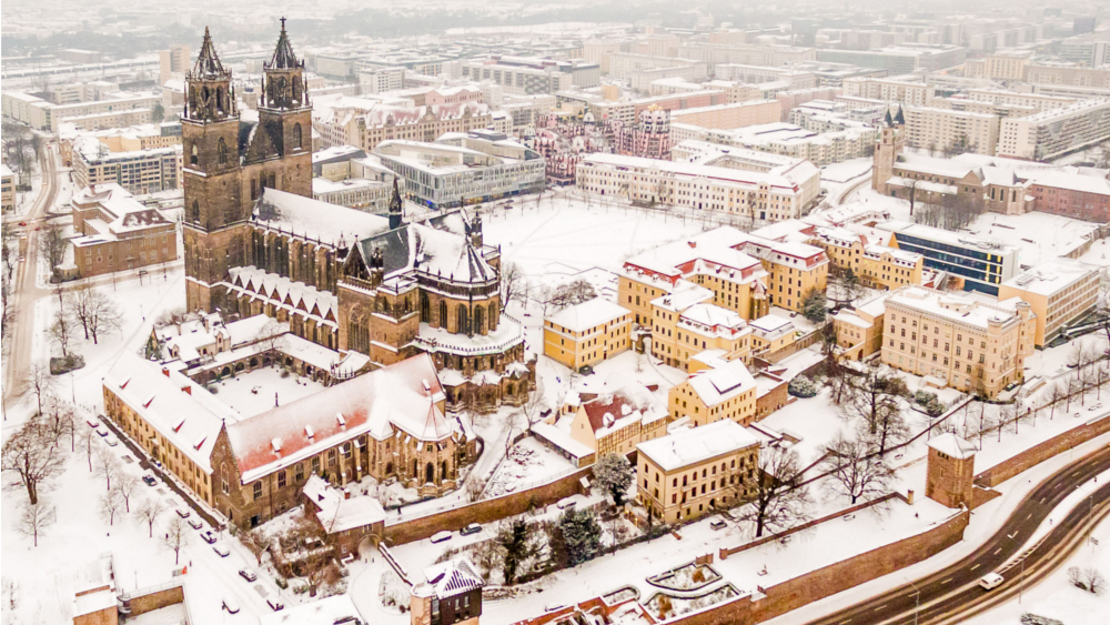 Ein seltenes, aber stimmungsvolles Bild: Die eingeschneite Magdeburger Innenstadt mit dem Dom als Mittelpunkt. Foto: DJD/Magdeburg Marketing/Andreas Lander