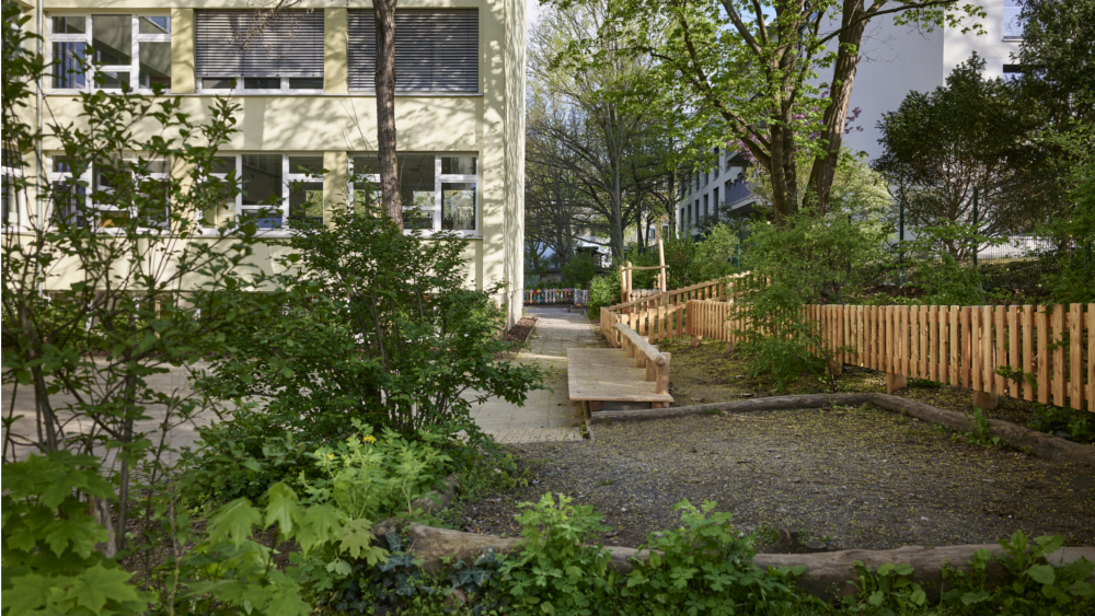 An der 4. Grundschule „Am Rosengarten“ in der Inneren Neustadt lief seit 2022 ein Modellprojekt gegen Überhitzung auf dem Schulhof, das nun beendet wurde. ©Robert Gommlich