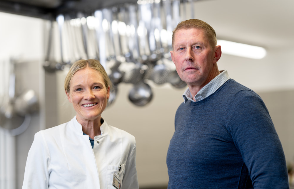 Ronny Beulke hat den Pankreaskrebs mithilfe von Medizinerinnen und Medizinern des Uniklinikums Dresden besiegt. Gemeinsam mit Prof. Lena Seifert, Leiterin der Pankreassprechstunde, lässt sich Ronny Beulke in einem Kochkurs am Uniklinikum zu gesundem Essen beraten.  Foto: PR/UKD