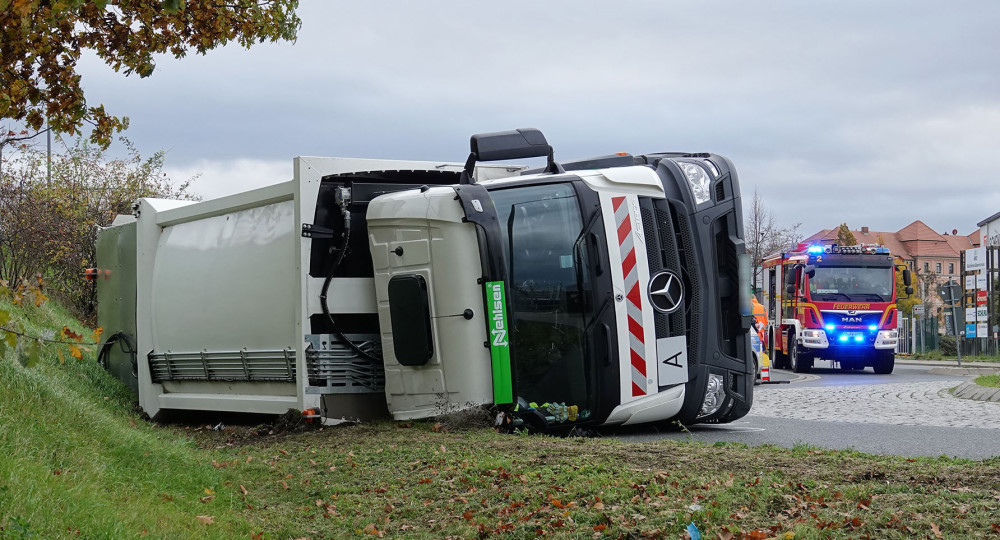 © Roland Halkasch Beim Eintreffen der Einsatzkräfte an der Einsatzstelle lag der LKW auf der rechten Fahrzeugseite.