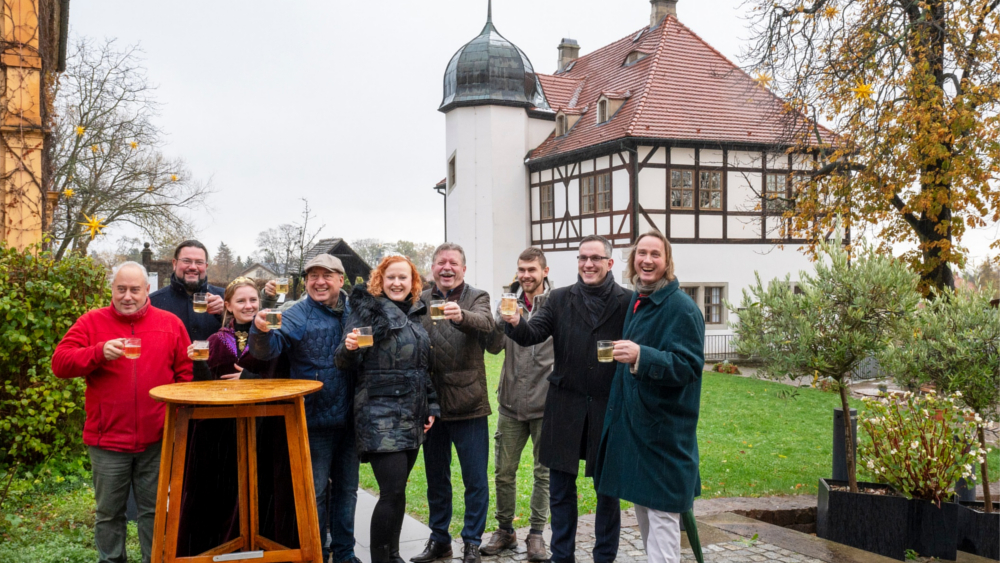 v.l.n.r. Frédéric Fourré – Inhaber Weinbau Frédéric Fourré , Andreas Kretschko – Inhaber Weinbau Andreas R. Kretschko, Alona Chesnok – amtierende Sächsische Weinkönigin, Jörg Hahn - Geschäftsführer Hoflößnitz, Sabine Leonhardt – amtierende Sächsische Weinprinzessin, Bert Wendsche – Oberbürgermeister der Stadt Radebeul, Wenzel Ebermann - Kellermeister Weingut Drei Herren, Martin Junge - Leiter Kommunikation Schloss Wackerbarth, Friedrich Aust – Inhaber Weingut Karl Friedrich Aust  ©Norbert Millauer