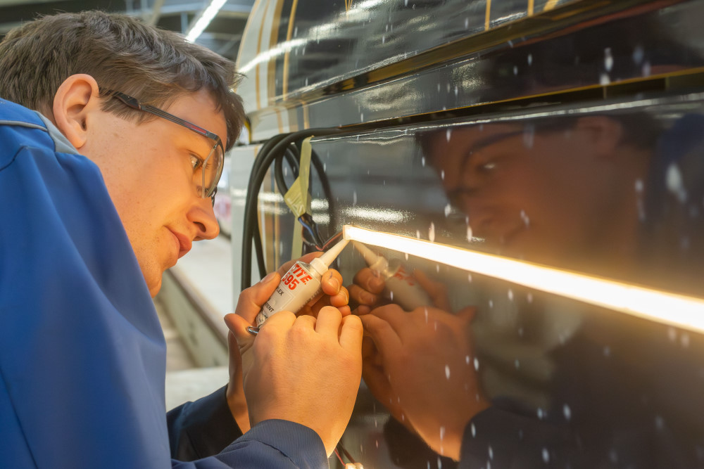 Maximilian Simchen - Techniker in der DVB-Straßenbahnwerkstatt   Foto: © DVB AG