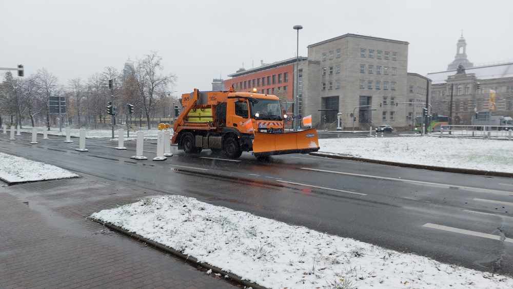 Winterdienst arbeitet heute Morgen gegen vielfache Glättebildungen an ©MeiDresden.de