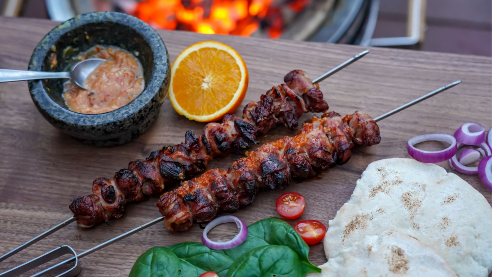 Feldhasenkebab: Eine fruchtige und knusprige Alternative beim Wintergrillen, die zudem noch mit ihren gesunden Inhaltsstoffen punktet. Foto: DJD/DJV