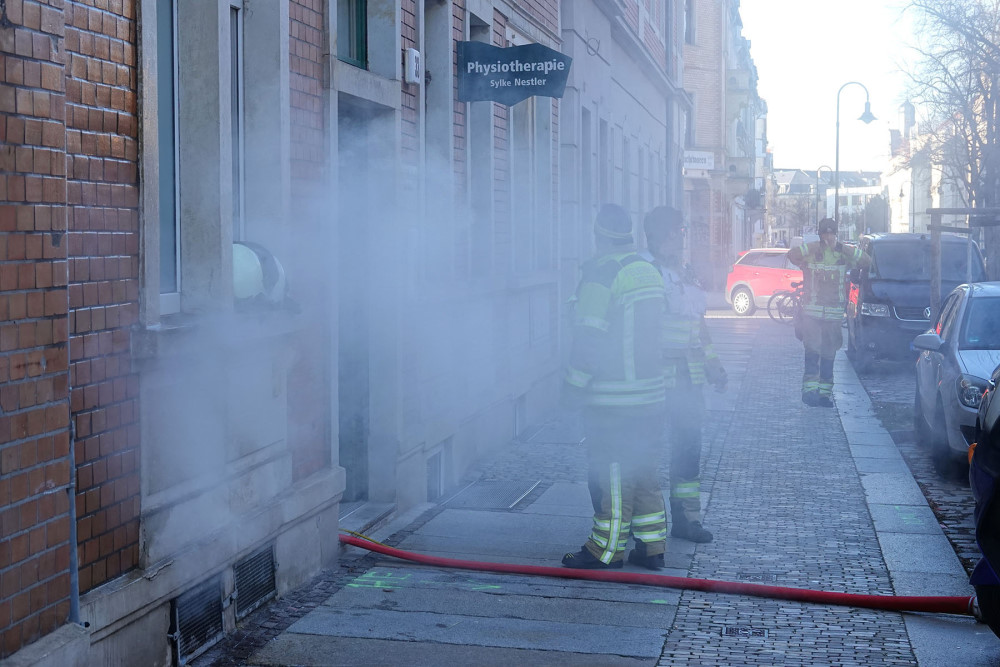 © Roland Halkasch - Sehr viel Wasserdampf tritt aus dem Gebäude aus