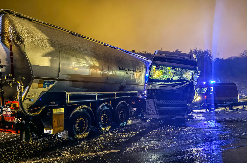 © Feuerwehr Dresden  - Der LKW hatte die Mittelleitplanke durchbrochen