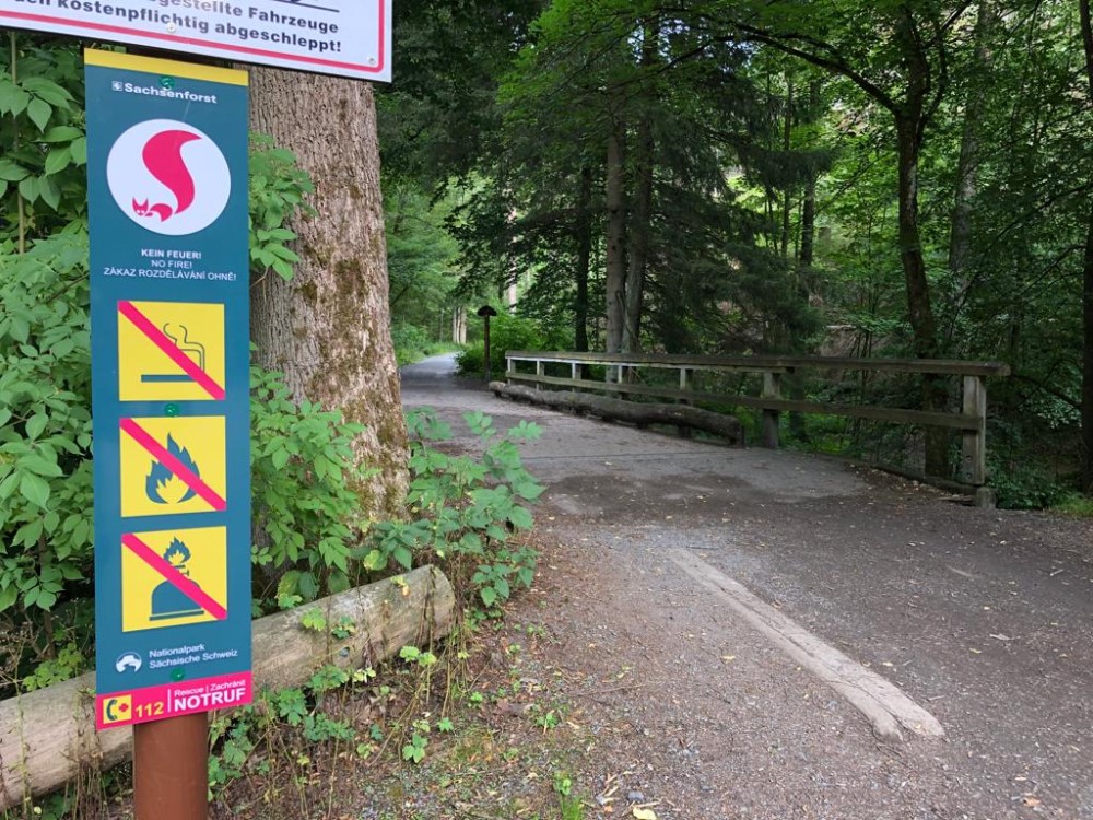 Foto: Archiv Nationalpark- und Forstverwaltung, J. Weber Mindestens zwei Drittel aller Waldbrände sind von Menschen verursacht. Deshalb gehören auch 150 neue Waldbrandgefahrenschilder zum Maßnahmenbündel, mit dem die Nationalpark- und Forstverwaltung neuen Waldbränden vorbeugen möchte.