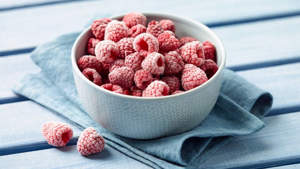 Der Geschmack bleibt erhalten: Himbeeren werden sofort nach der Ernte verlesen und tiefgefroren. Foto: DJD/Deutsches Tiefkühlinstitut/Peter Rees