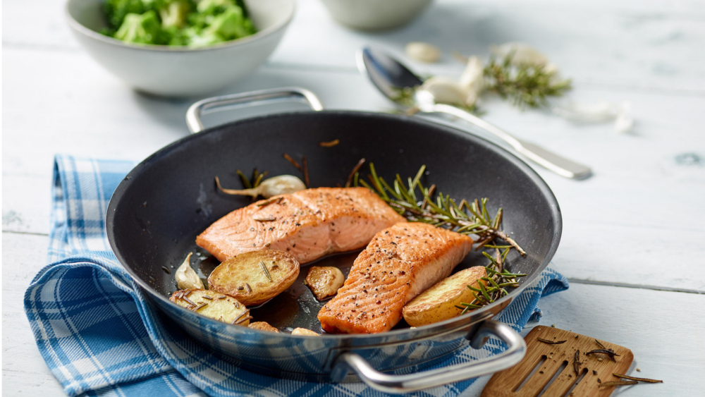 Bei größeren Fischstücken kann das separate An- oder Auftauen notwendig sein. Den aufgetauten Fisch nur kurz trocken tupfen, nicht abspülen und erst nach der Zubereitung salzen und gegebenenfalls mit Zitronensaft beträufeln, nicht vorher. Foto: DJD/Deutsches Tiefkühlinstitut/Peter Rees