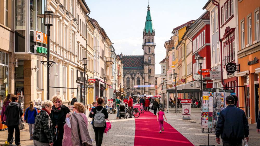 Die lebhafte Meininger Georgstraße lädt zum Shopping und Flanieren ein. Foto: DJD/Meiningen