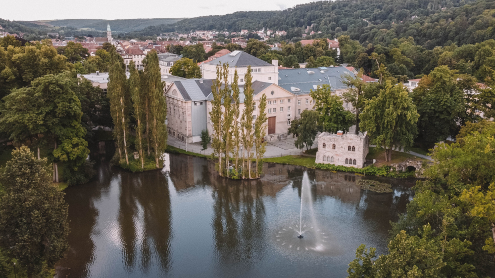 Auch die malerischen Park- und Wasseranlagen von Meiningen sind besonders sehenswert. Foto: DJD/Meiningen/Nina Zasche/goodmorningworld