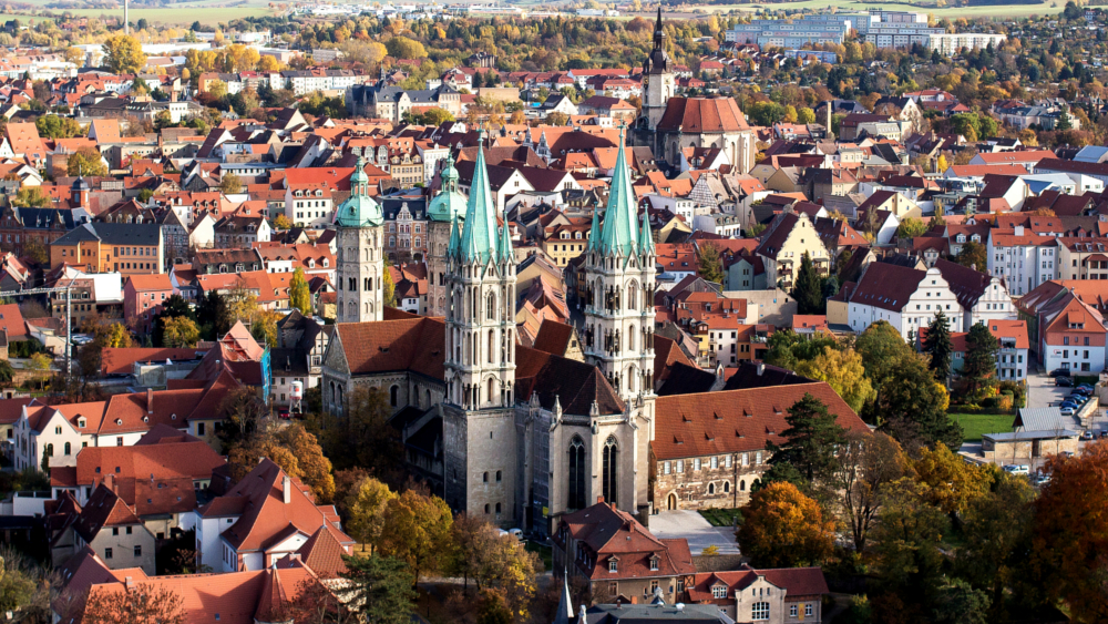 Im Herzen der malerischen Stadt Naumburg (Saale) befindet sich der Dom St. Peter und Paul mit den berühmten zwölf Stifterfiguren in seinem Westchor. Foto: DJD/Tourist-Information Naumburg/Manuel Frauendorf