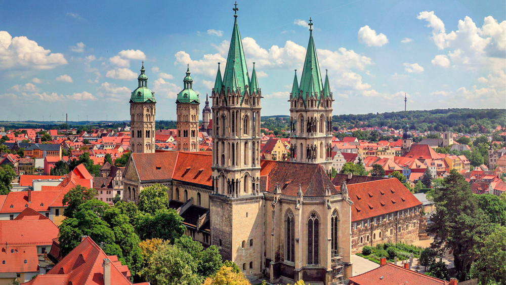 Der Naumburger Dom St. Peter und St. Paul zählt zu den bedeutendsten Kulturdenkmälern aus der Zeit des europäischen Hochmittelalters und ist Besuchermagnet in der sachsen-anhaltinischen Stadt. Auch das Uta-Treffen im April 2024 wird in dem Gotteshaus eröffnet. Foto: DJD/Tourist-Information Naumburg/Falko Matte