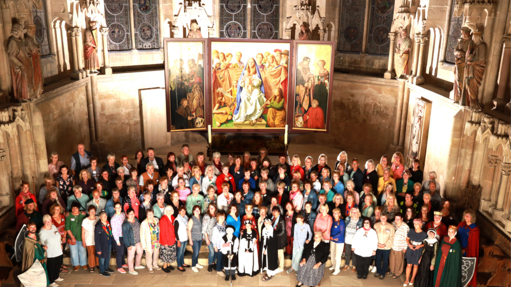 Impressionen vom letzten Uta-Treffen im Jahr 2022: Eingeladen waren nicht nur alle Utas dieser Welt, sondern auch die Namensträgerinnen und -träger der übrigen elf Stifterfiguren. Foto: DJD/Tourist-Information Naumburg/Heiko Frischleder