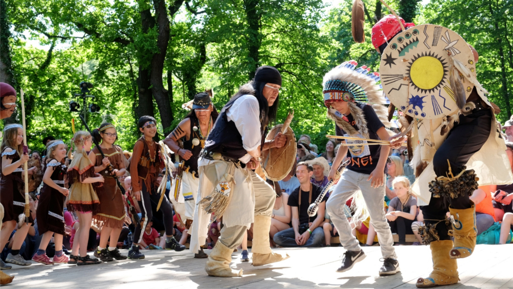 Karl May Fest - Tanz des White Mountain Apache Tribe mit Besucherkindern ©Claudia Hübschmann