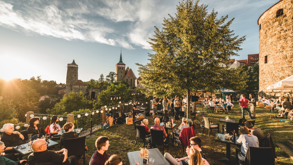 In Bautzen lässt man die Tage gemütlich bei einem Sundowner ausklingen. Foto: DJD/Oberlausitz-Niederschlesien/Philipp Herfort