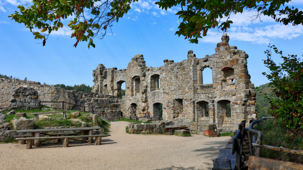 Auf dem Berg Oybin wartet die Ruine der alten Burg- und Klosteranlage darauf, entdeckt zu werden. Auch der Maler Caspar David Friedrichs wanderte gern zu diesem Aussichtspunkt. Foto: DJD/Oberlausitz-Niederschlesien/Sachsenhits