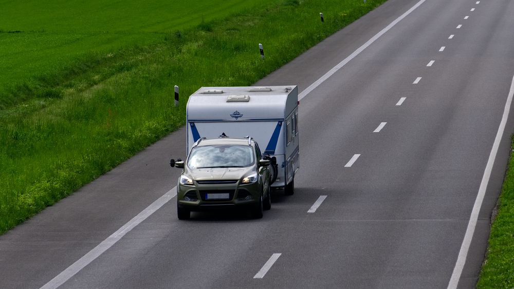 man sollte immer schauen ,welche Regeln in verschiedenen Ländern auf Autobahnen und Fernstra0e für Caravans und Wohnmobile gelten ©Symbolfoto (Pixabay)