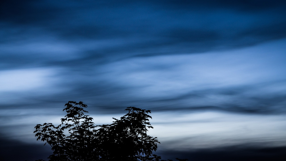 Zeit der Leuchtenden Nachtwolken hat begonnen- Magischer Silberschleier am Nordhimmel ©Marvin Haselbach (Pixabay)