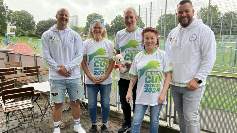 BCD5v.l.n.r. Organisator Stefan Lasch, Heike Flaxa (Gnadenhof Erlicht), Michael Doerwald (Kinderhilfe Dresden e.V.), Regina Barthel-Marr (Tierschutzverein Freital und Umgebung e.V.) sowie Martin Selle vom Benefiz Cup Dresden ©meeco Communication Services