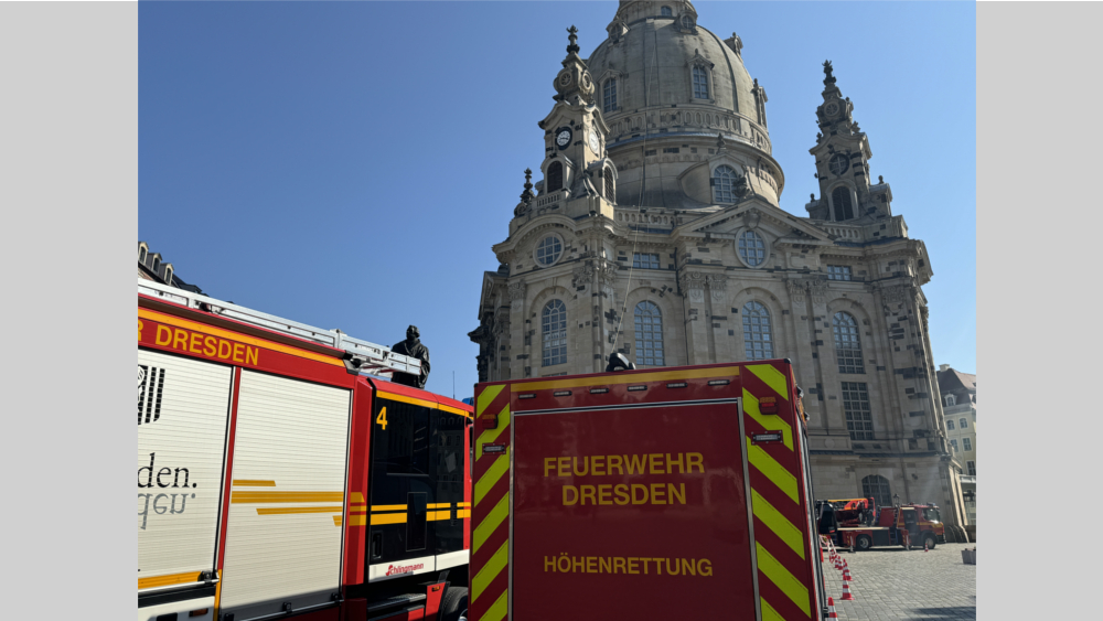 Einsatzfahrzeuge des Höhenrettungsdienstes der Feuer- und Rettungswache Löbtau stehen vor der Frauenkirche © Feuerwehr Dresden 