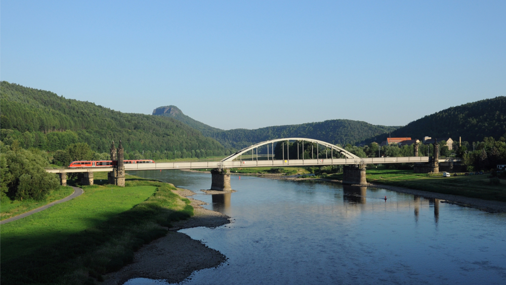 Zug der Nationalparkbahn auf der Elbbrücke Bad Schandau ©VVO