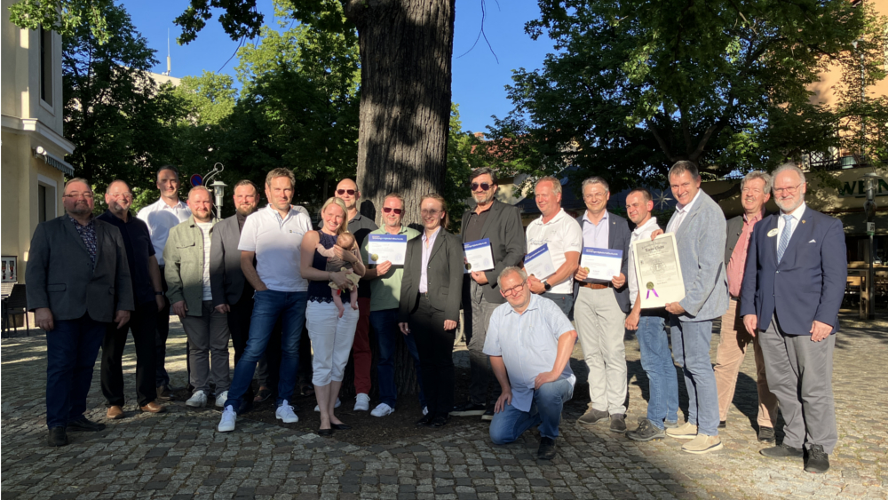 Fast alle Gründungsmitglieder des Lions-Clubs Meißner Land vor dem Meteora in Radebeul, links am Rand Pate Mario Bielig, rechts am Rand District-Governor Dr. Peter Grampp und daneben Stephan Trutschler ©Privat