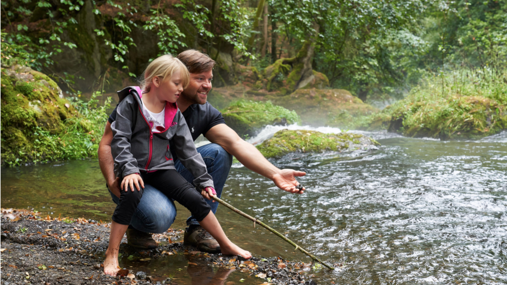 Die weitläufige Natur im Vogtland ist für Kinder ein einziger großer Abenteuerspielplatz, wie etwa im Triebtal. Foto: DJD/Tourismusverband Vogtland/T. Peisker