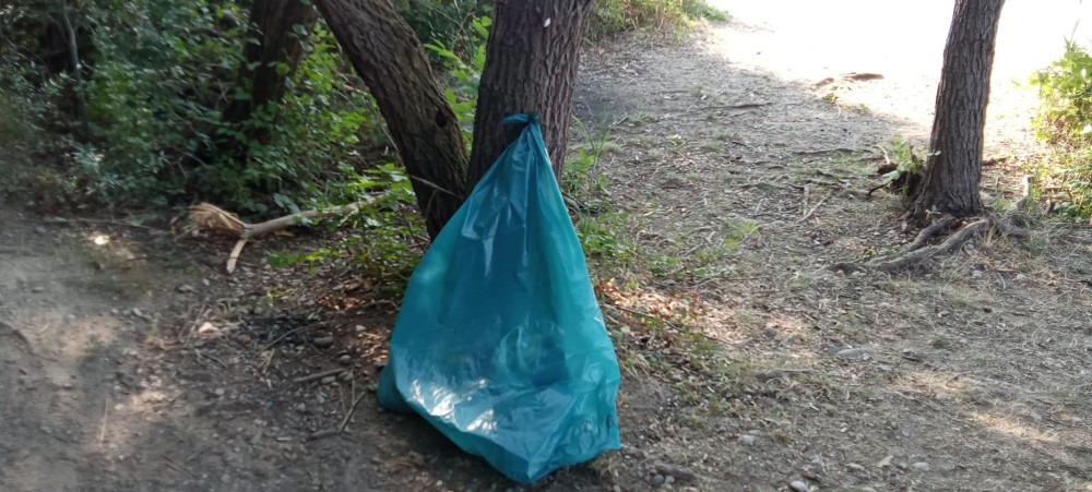 Fast überall stehen die Müllsäcke herum, jeden Früh kommen Hundebesitzer mit ihren Hunden und räumen mit den Müll auf sammeln die ganzen Glasscherbeln am Land und im Wasser auf auch das ganze Plastikmüll, sowie alte Luftmatratzen   Foto: © Leserfoto