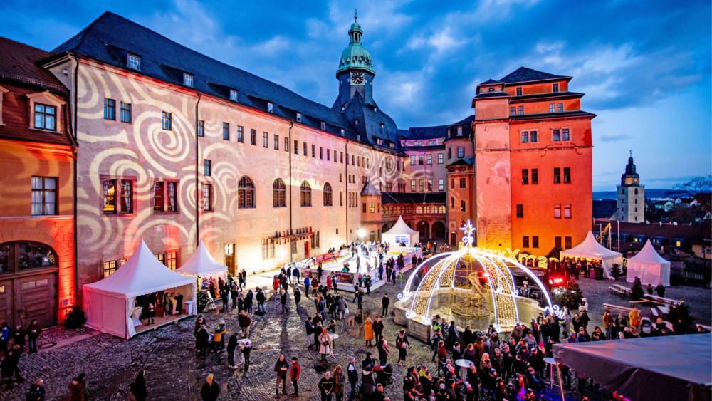 Bei der Weißen Schlossweihnacht sorgen beeindruckende Lichtwelten, Eisbahn und Co. für eine romantische Atmosphäre. Foto: DJD/www.sondershausen.de