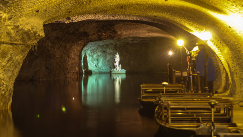 Nervenkitzel gibt es bei einer kleinen Bootstour unter Tage im Erlebnisbergwerk. Foto: DJD/Stadtmarketing Sondershausen